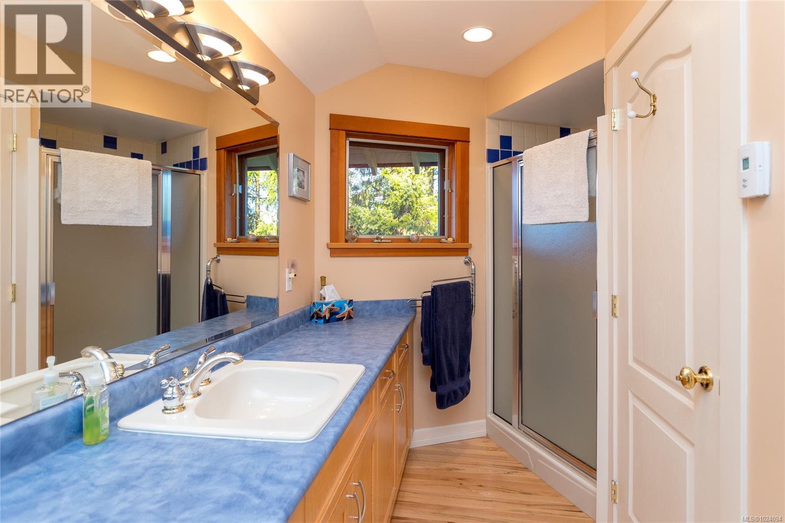  240 Viaduct Avenue West, Saanich