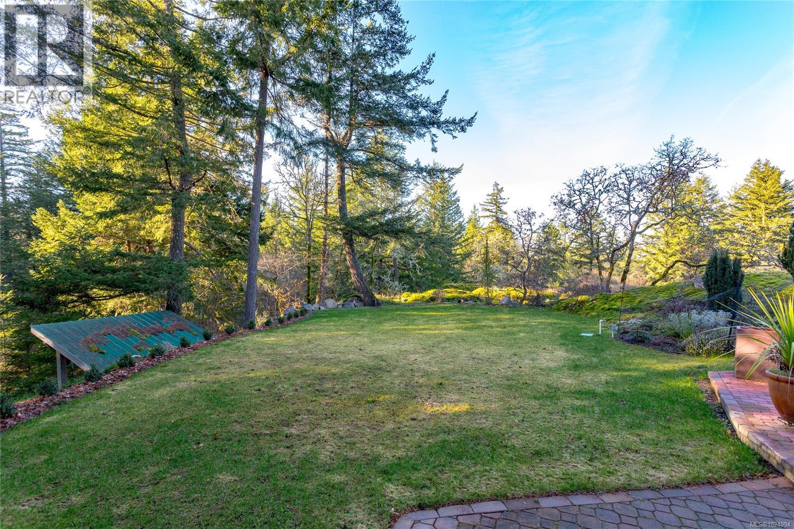  240 Viaduct Avenue West, Saanich