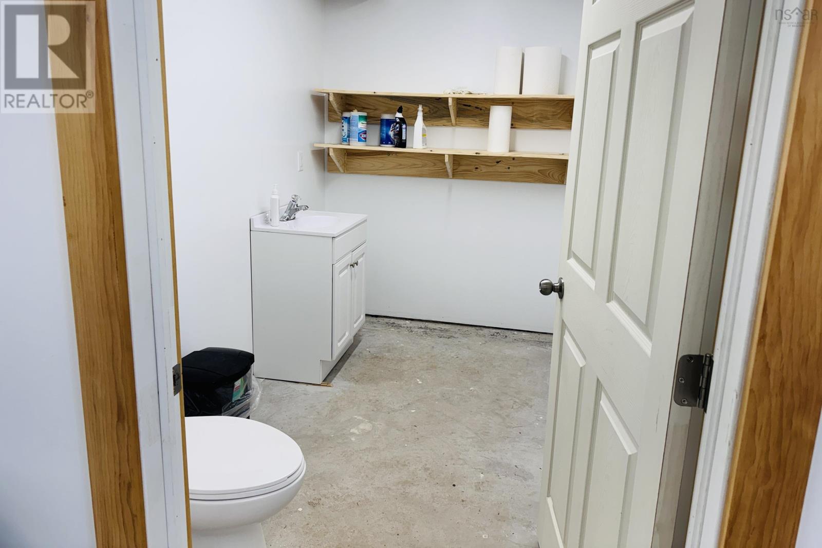 Property 14 of 16 of 4296 Highway 2