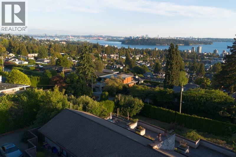 2237 PALMERSTON AVENUE, West Vancouver