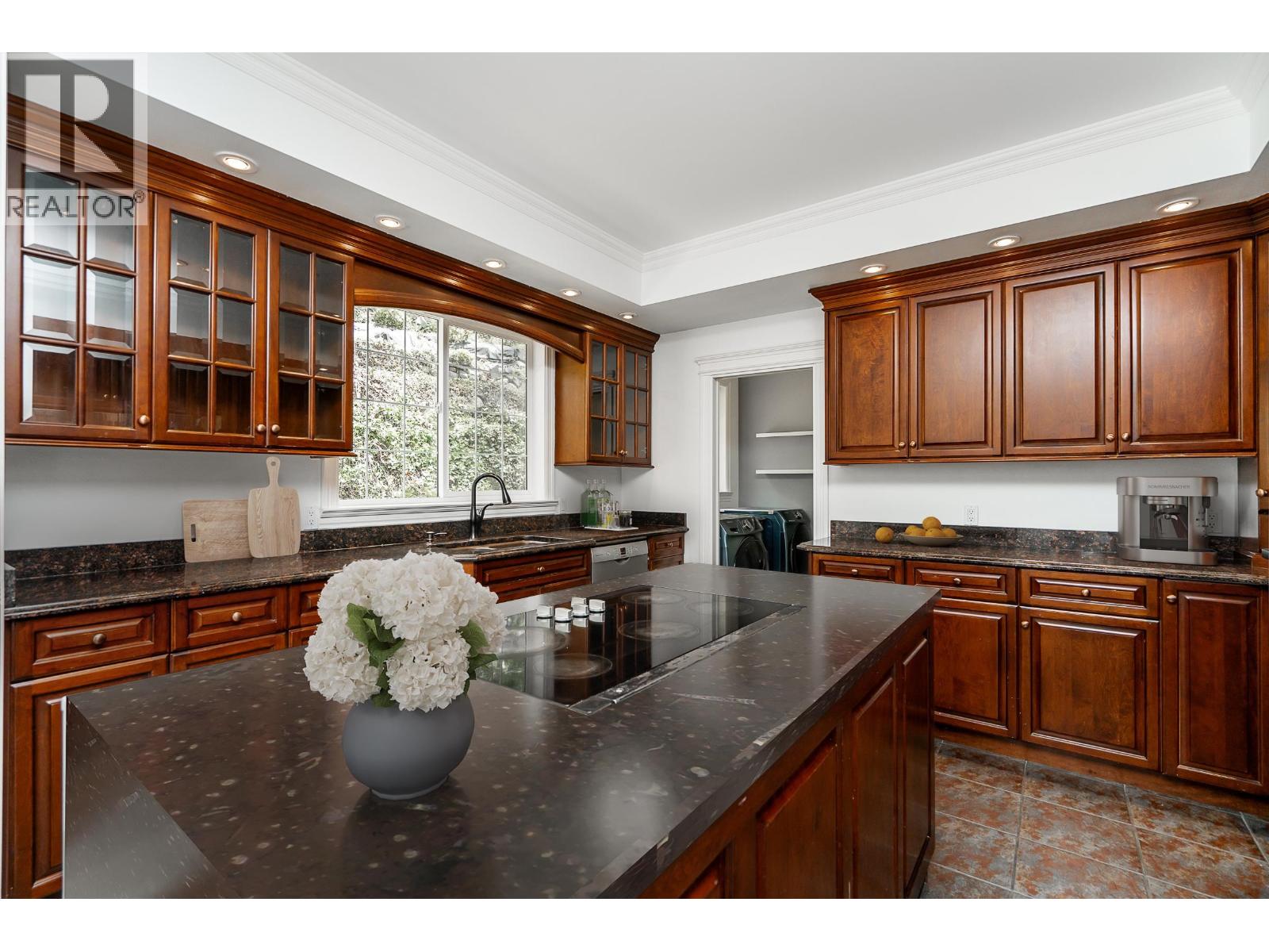 241 BAYVIEW ROAD, Lions Bay