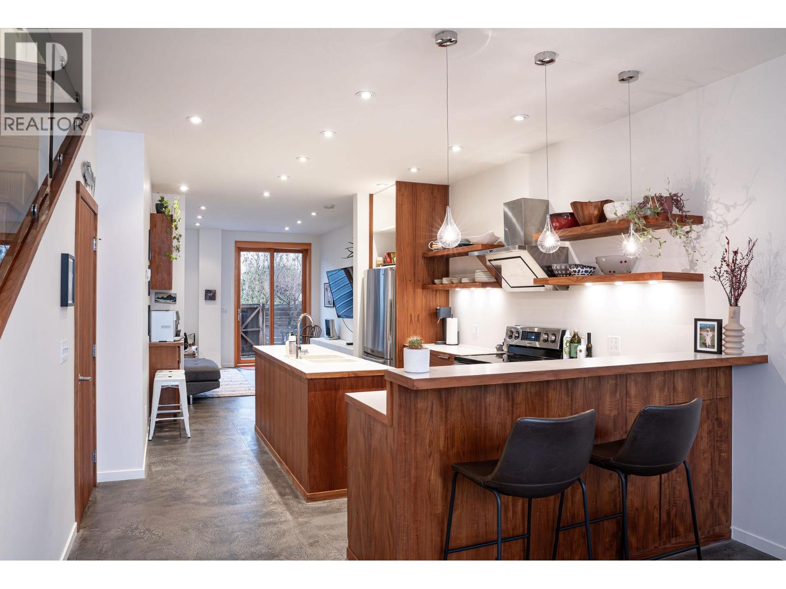 504 Ninth Street E, Revelstoke