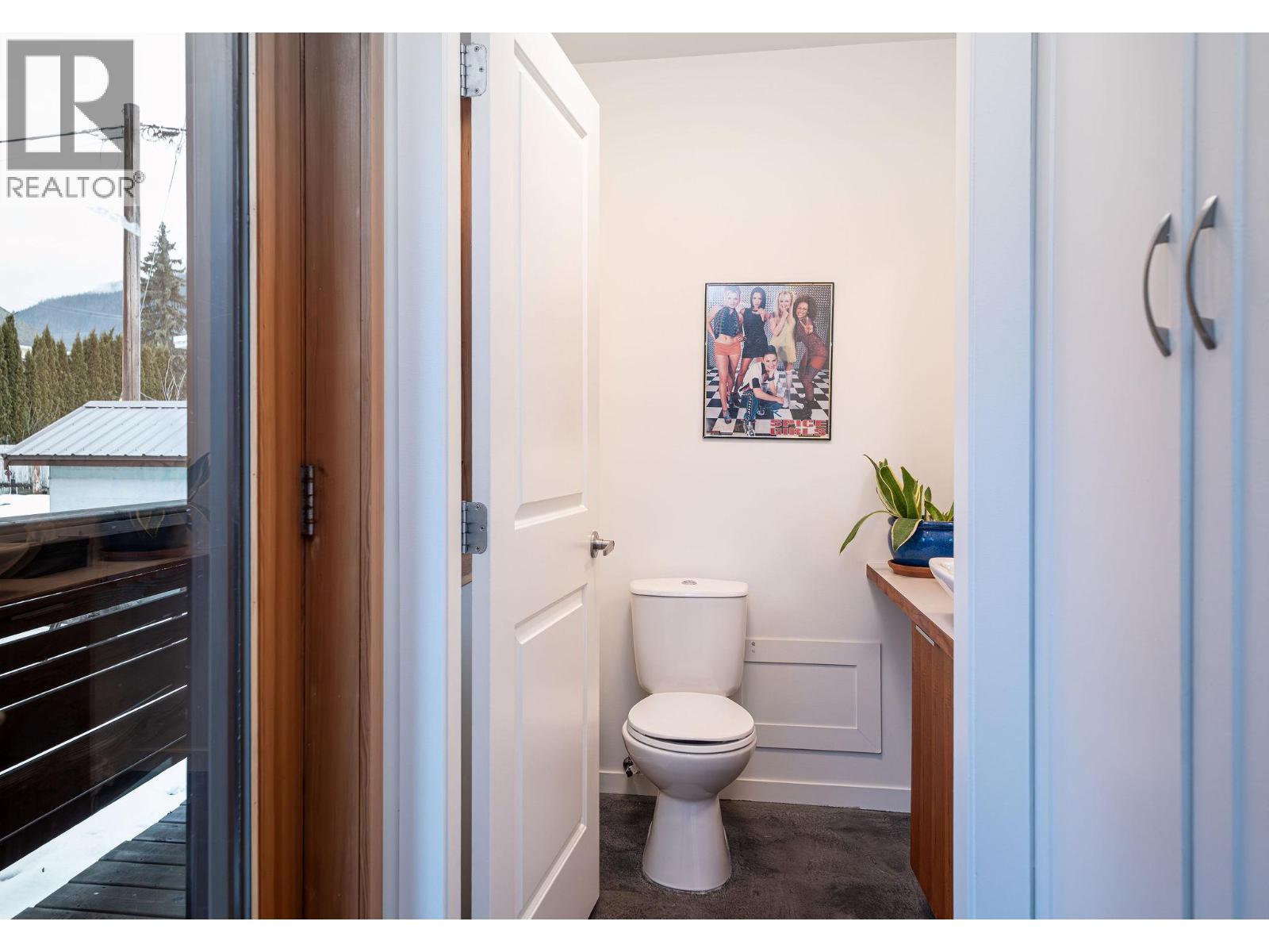 504 Ninth Street E, Revelstoke