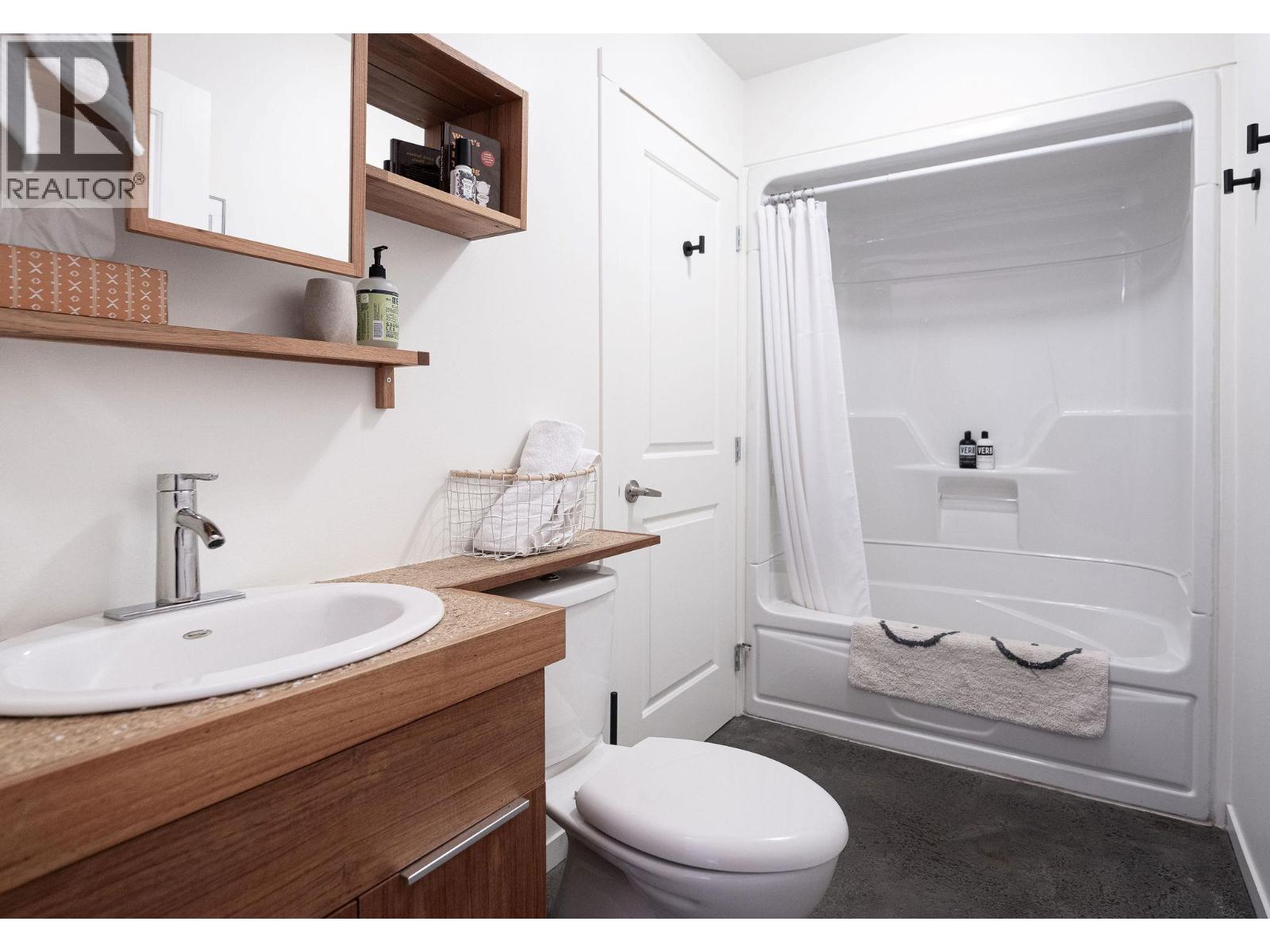 504 Ninth Street E, Revelstoke