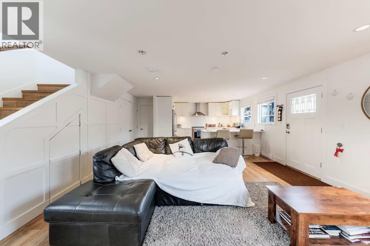 A015 415 ESPLANADE AVENUE, North Vancouver