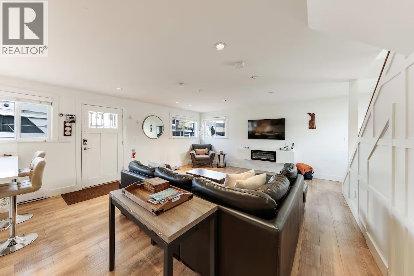 A015 415 ESPLANADE AVENUE, North Vancouver