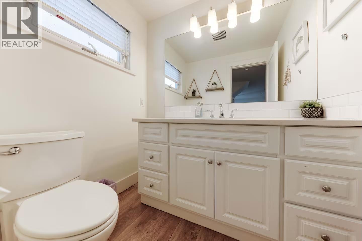 A015 415 ESPLANADE AVENUE, North Vancouver