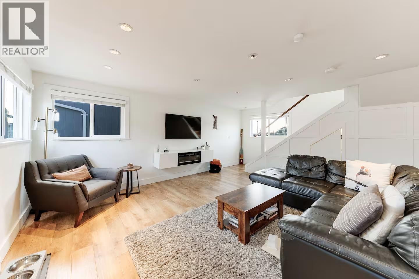 A015 415 ESPLANADE AVENUE, North Vancouver