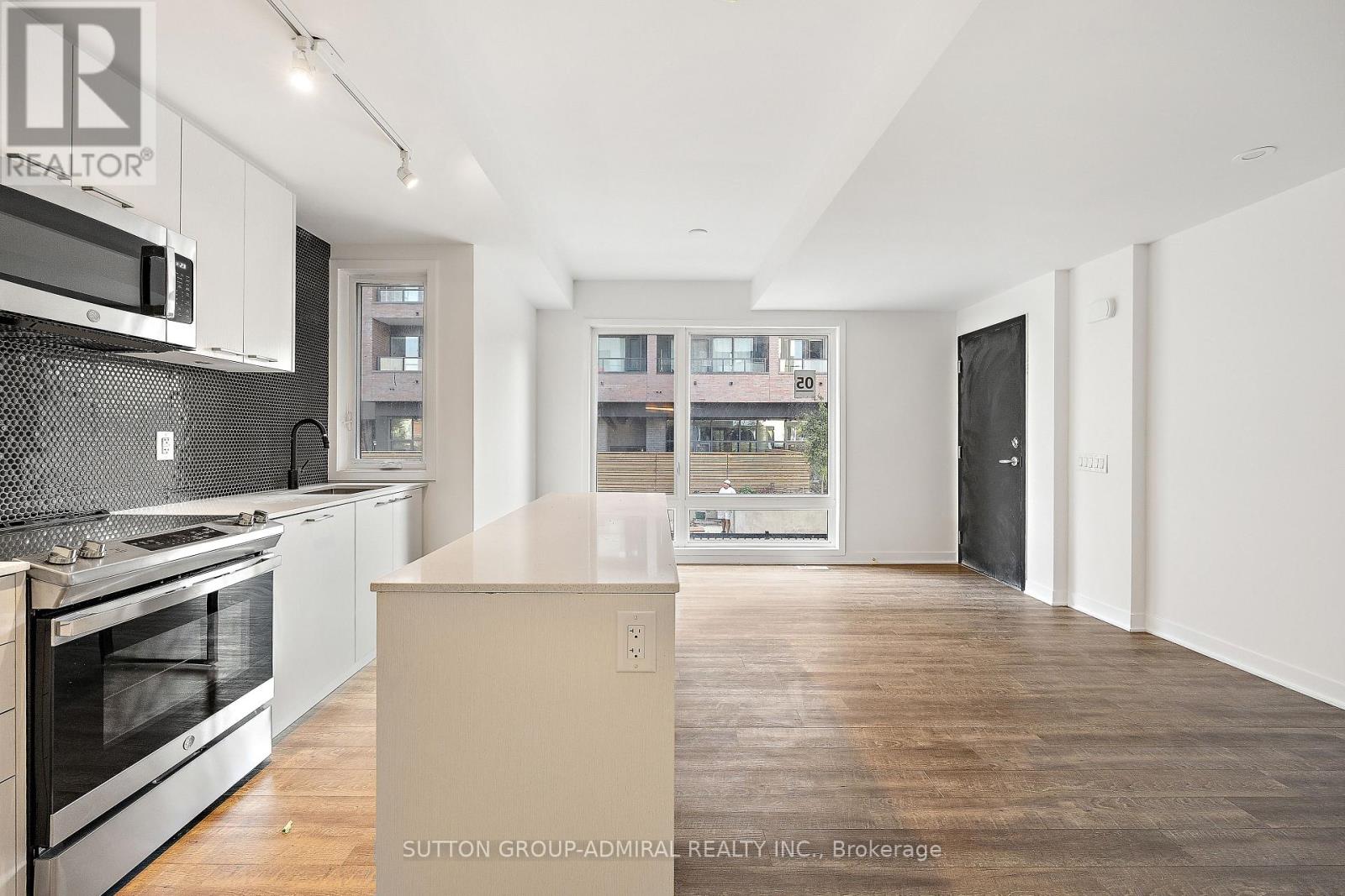 TH5 - 10 ED CLARK GARDENS BOULEVARD - Photo 5 of 31, Toronto (Weston-Pellam Park), Ontario