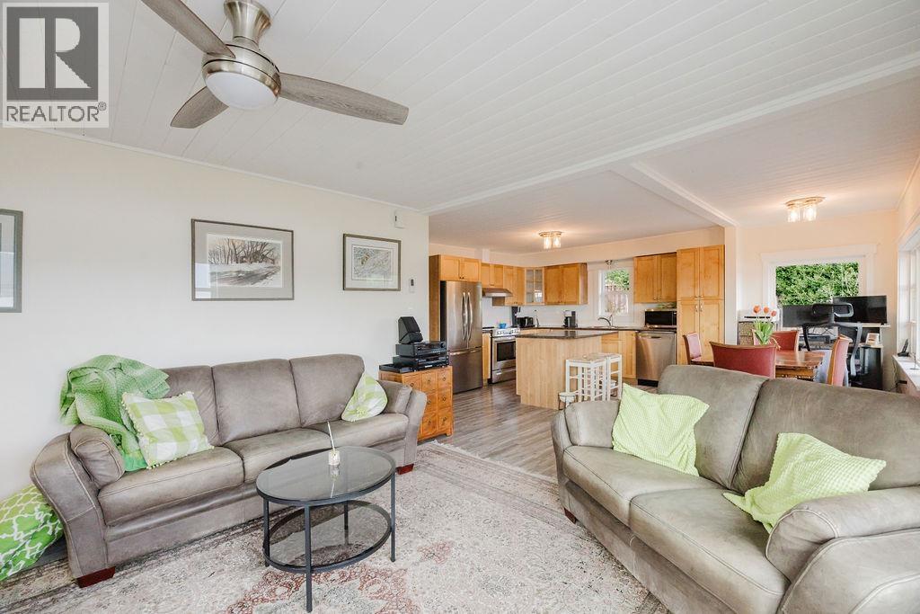 591 GIBSONS WAY, Gibsons