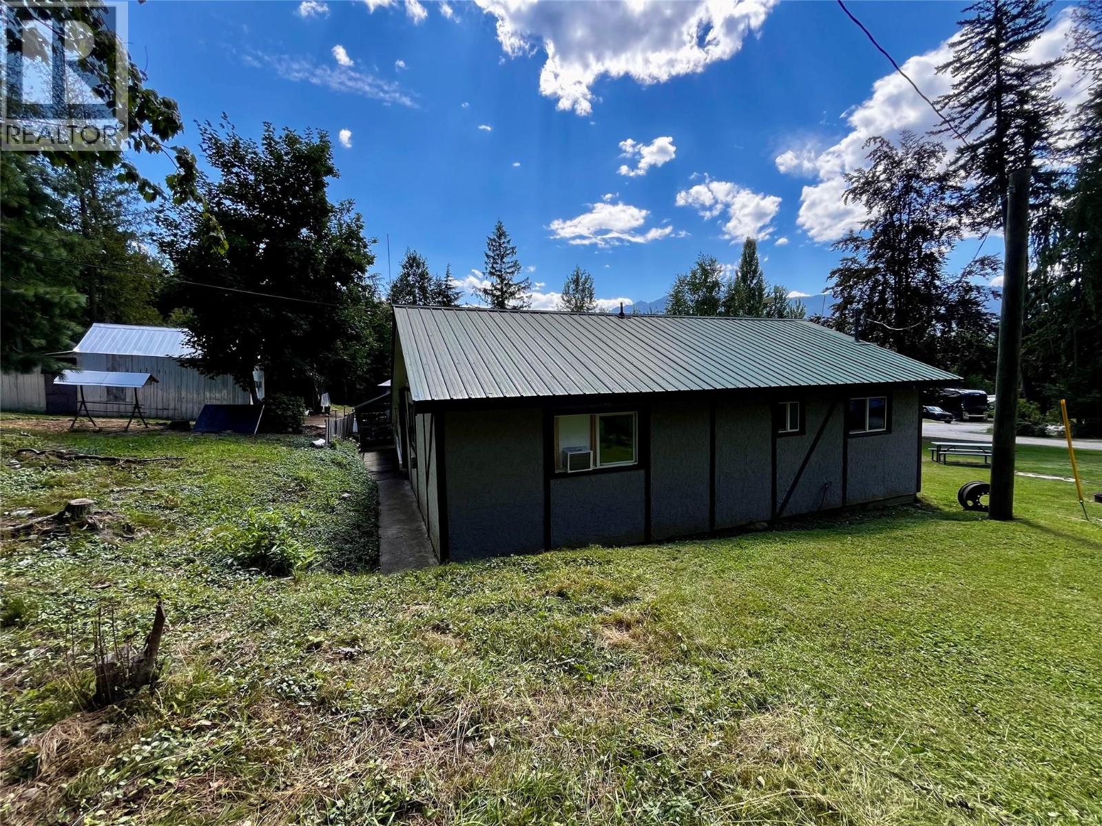 1701 Highway 23 Highway, Nakusp
