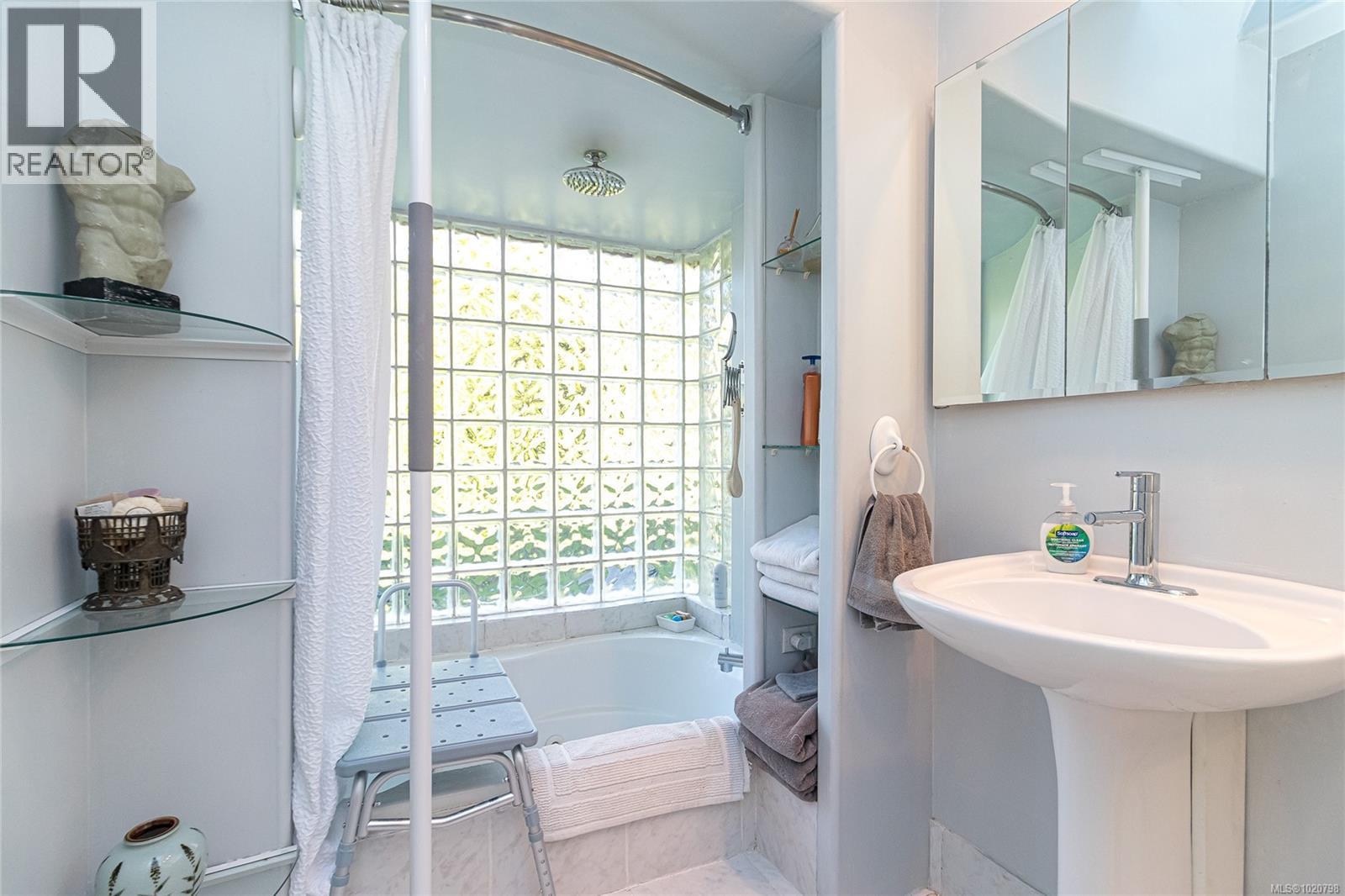  886 Cunningham Road, Esquimalt