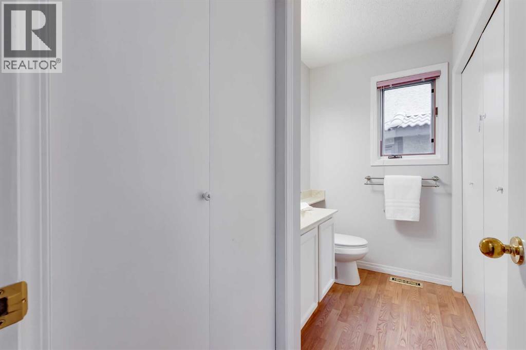 Single Family House for Sale in  Scenic Hill Close NW Scenic Acres Calgary 