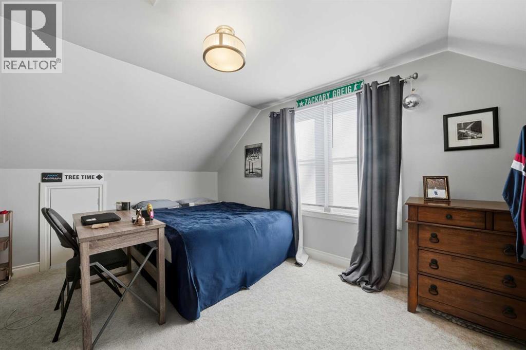 Single Family House for Sale in   Avenue Mountview Red Deer 