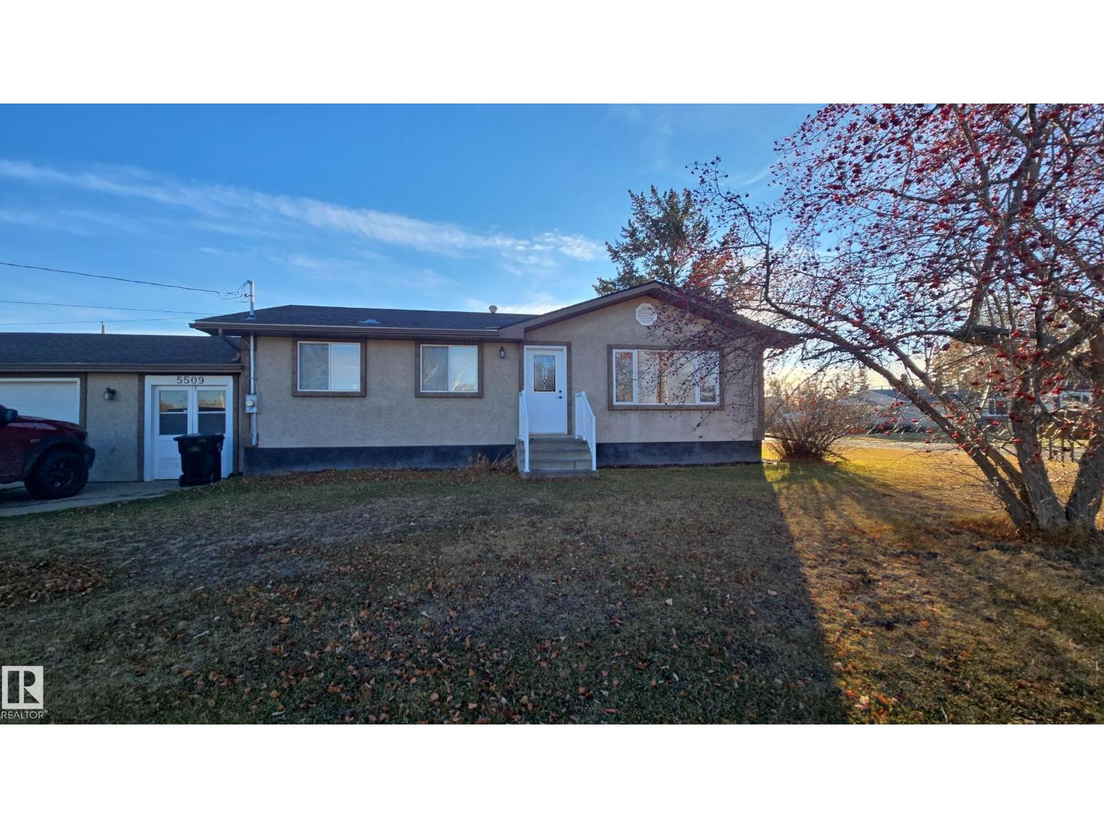 5509 56 ST - Photo 2 of 24, Barrhead, Alberta