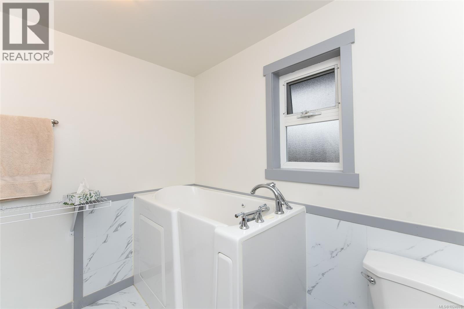 1331 Coast View Dr, Comox