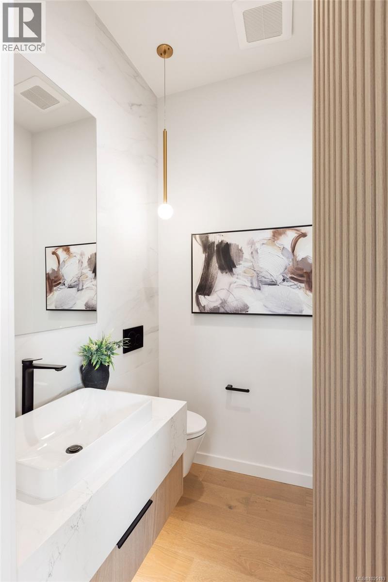  11392 Chalet Road, North Saanich