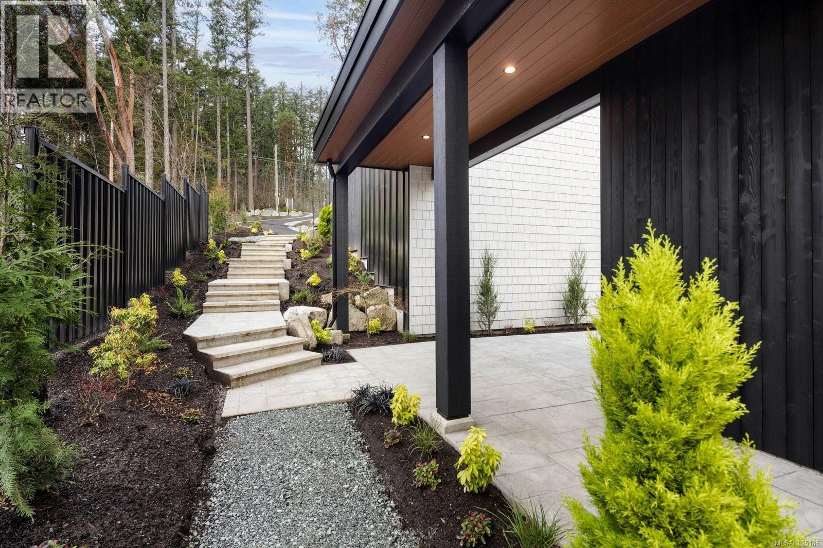  11392 Chalet Road, North Saanich