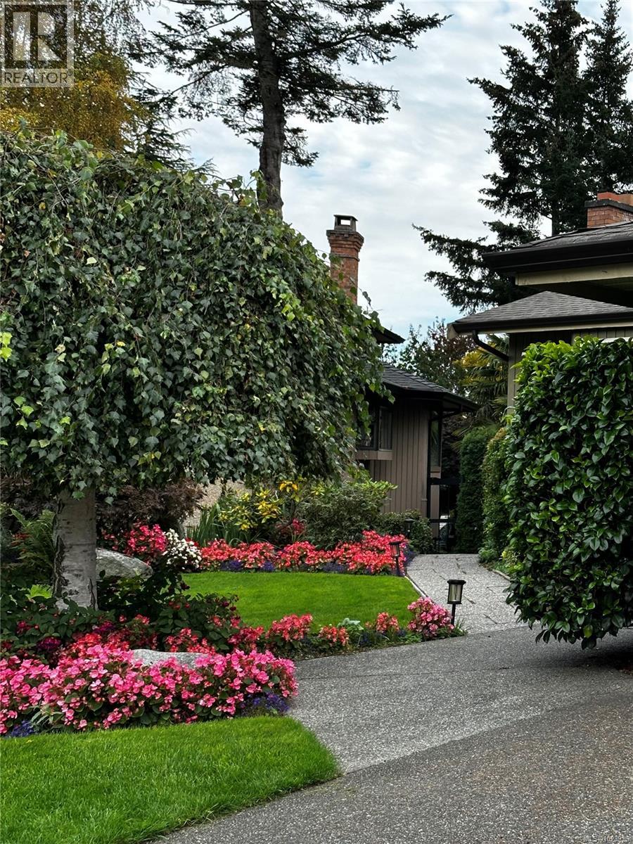  2241 Lifton Place, Saanich