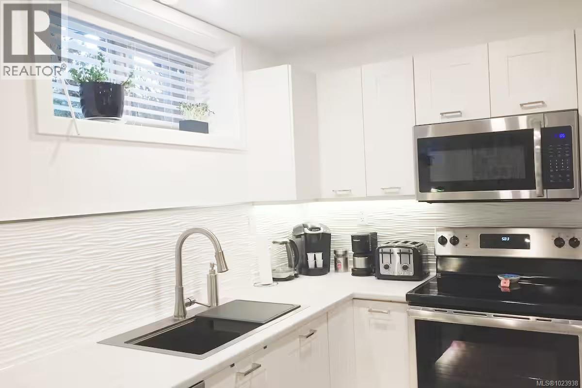  2241 Lifton Place, Saanich