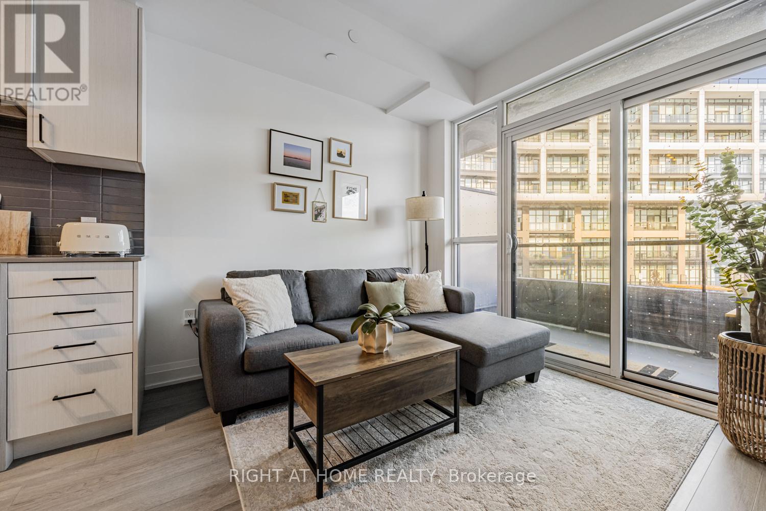 #224 50 GEORGE BUTCHART DRIVE - 18