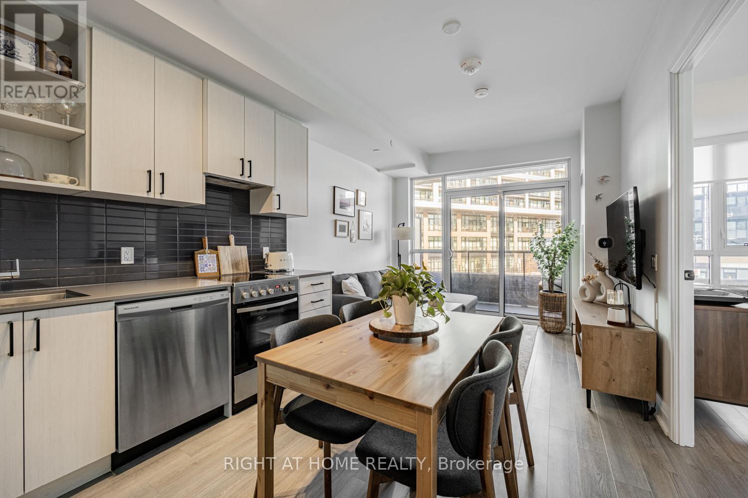 #224 50 GEORGE BUTCHART DRIVE - 7
