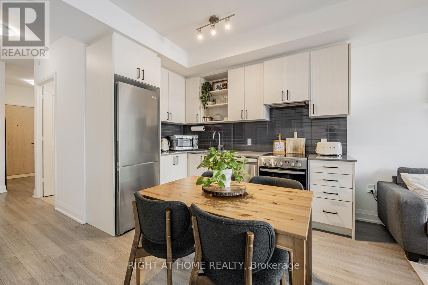 #224 50 GEORGE BUTCHART DRIVE - 9