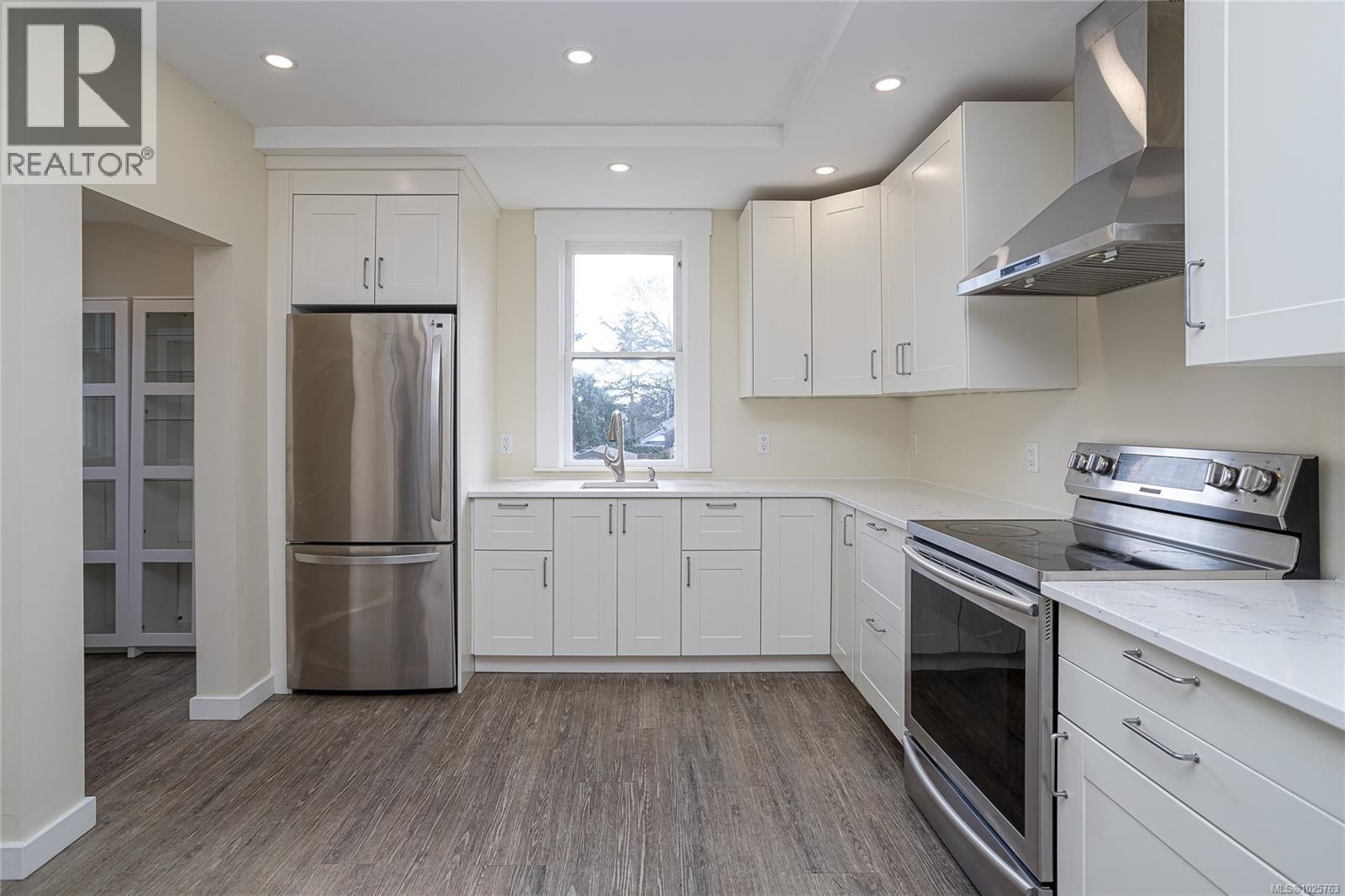 2709 Cedar Hill Rd, Victoria