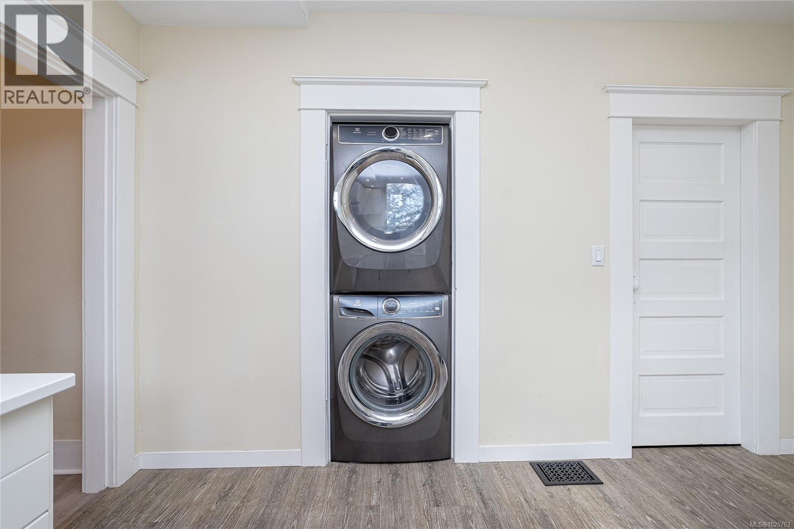 2709 Cedar Hill Rd, Victoria