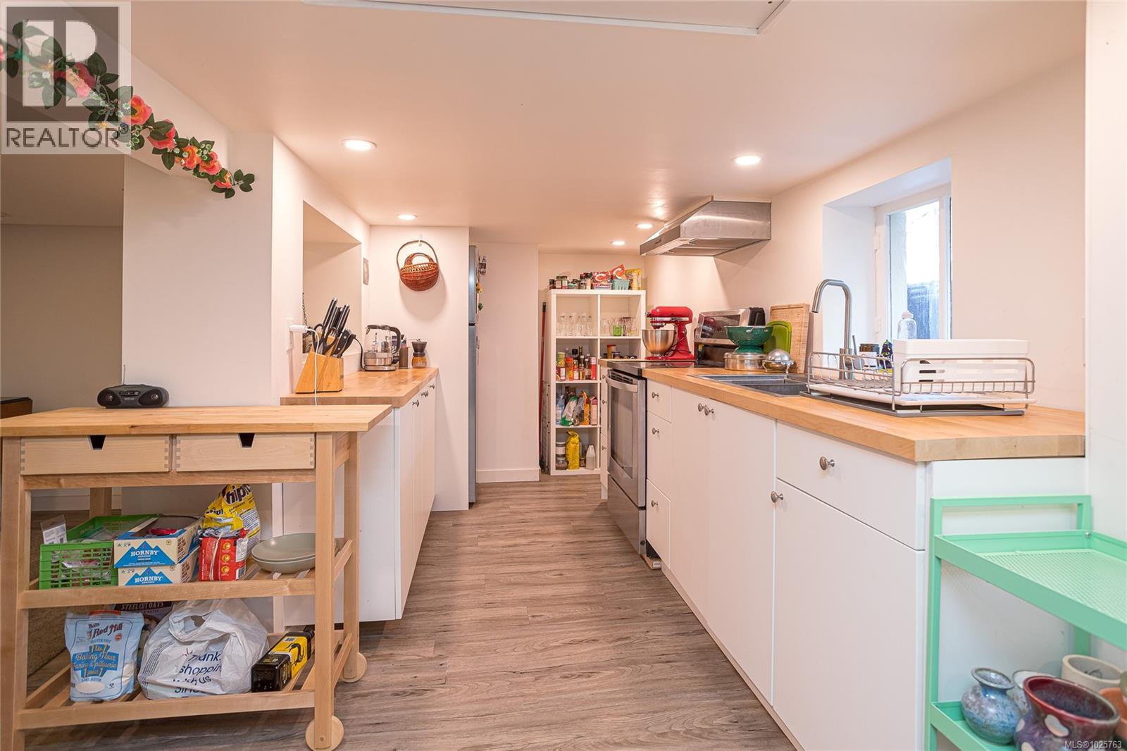 2709 Cedar Hill Rd, Victoria