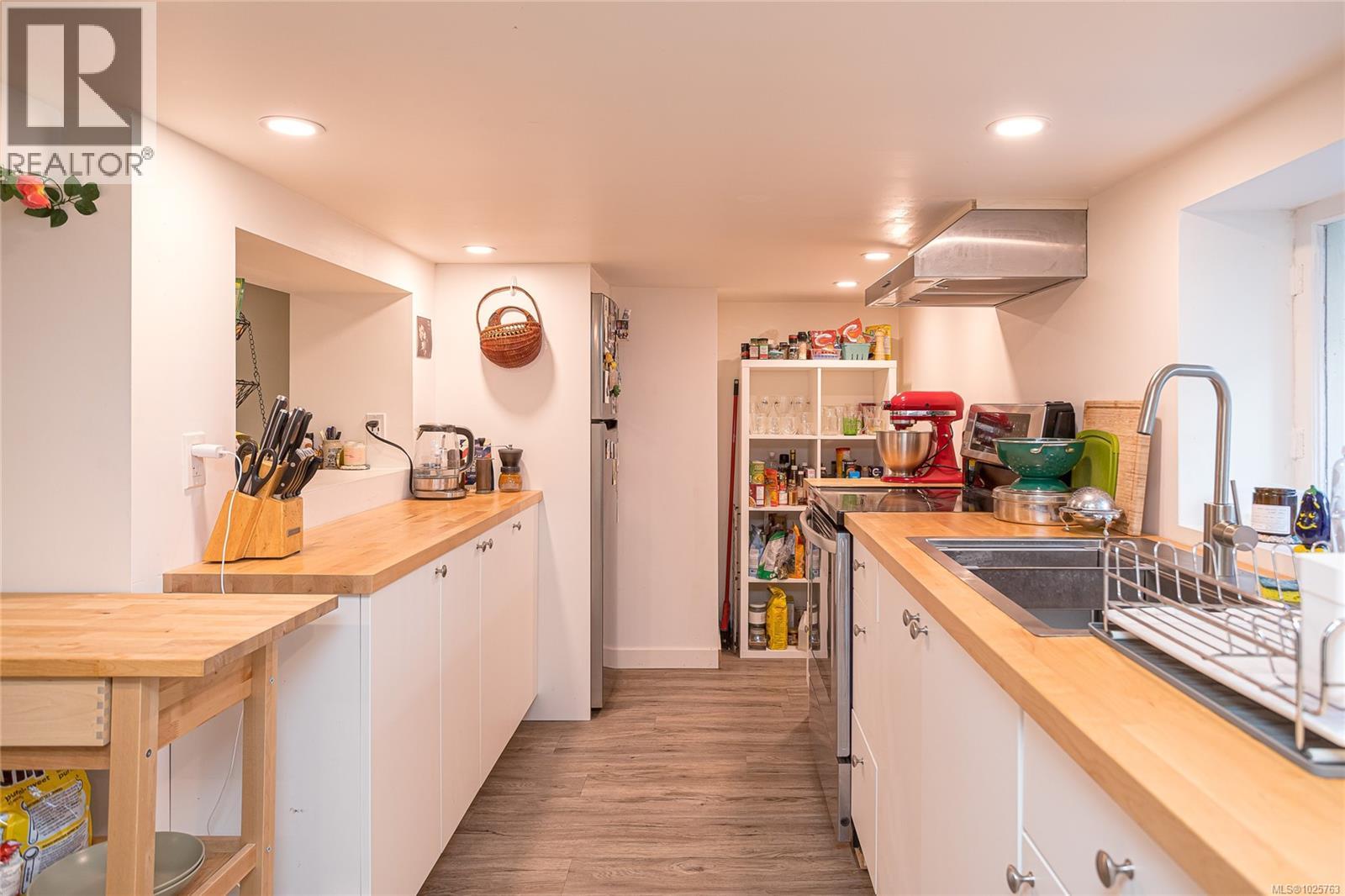 2709 Cedar Hill Rd, Victoria