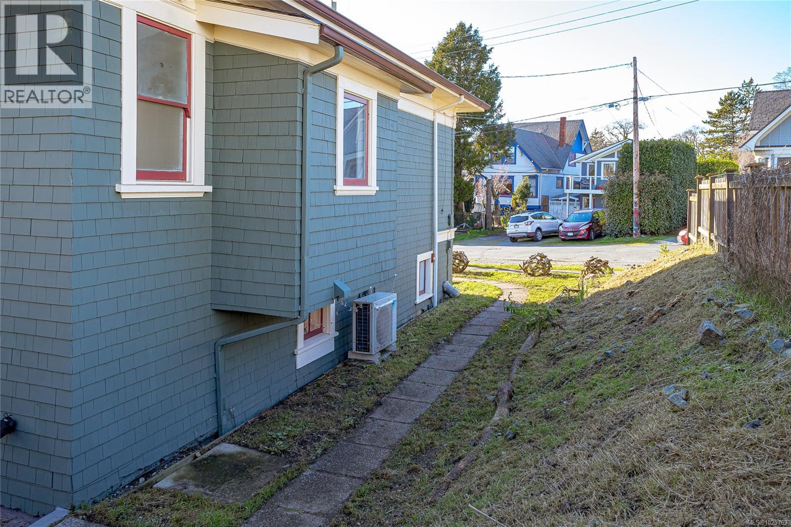 2709 Cedar Hill Rd, Victoria