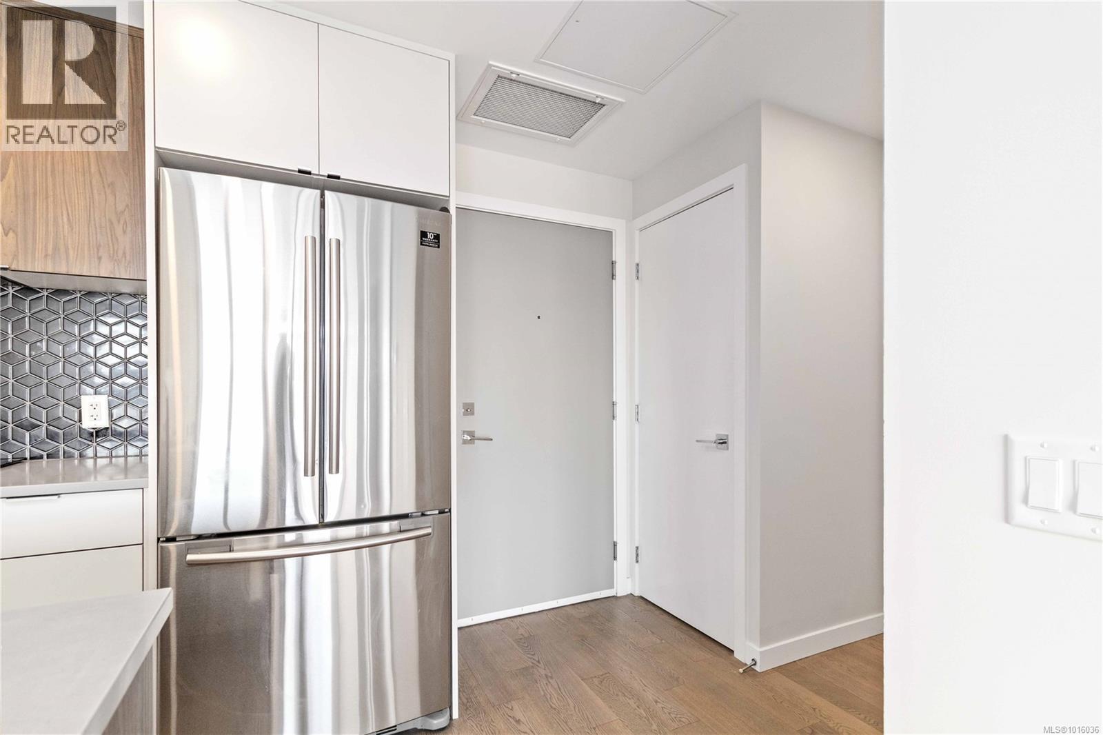 #311 881 Short St - 9