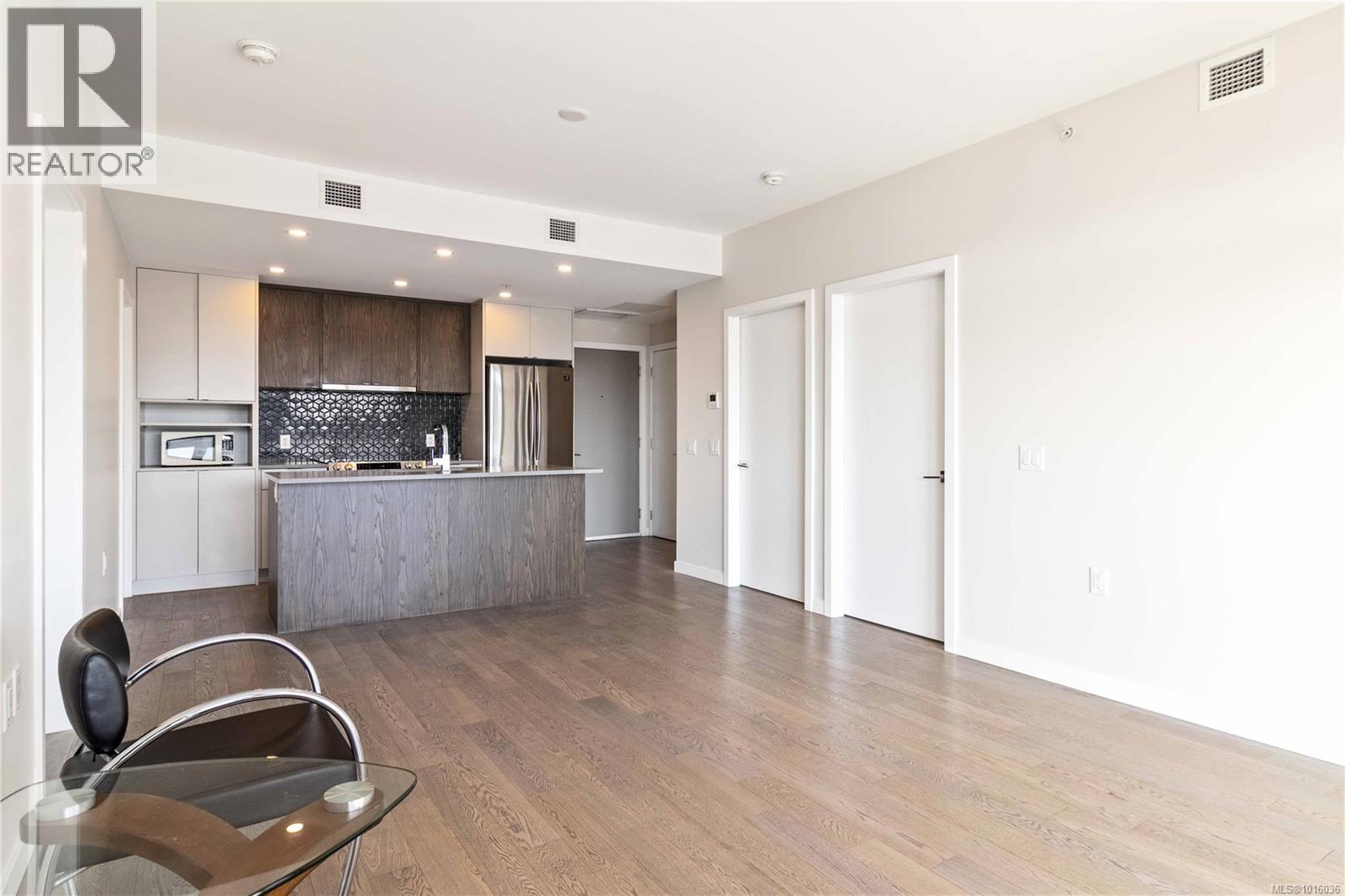 #311 881 Short St - 14