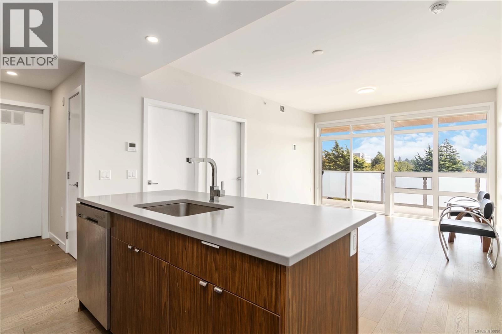 311 881 Short Street, Saanich