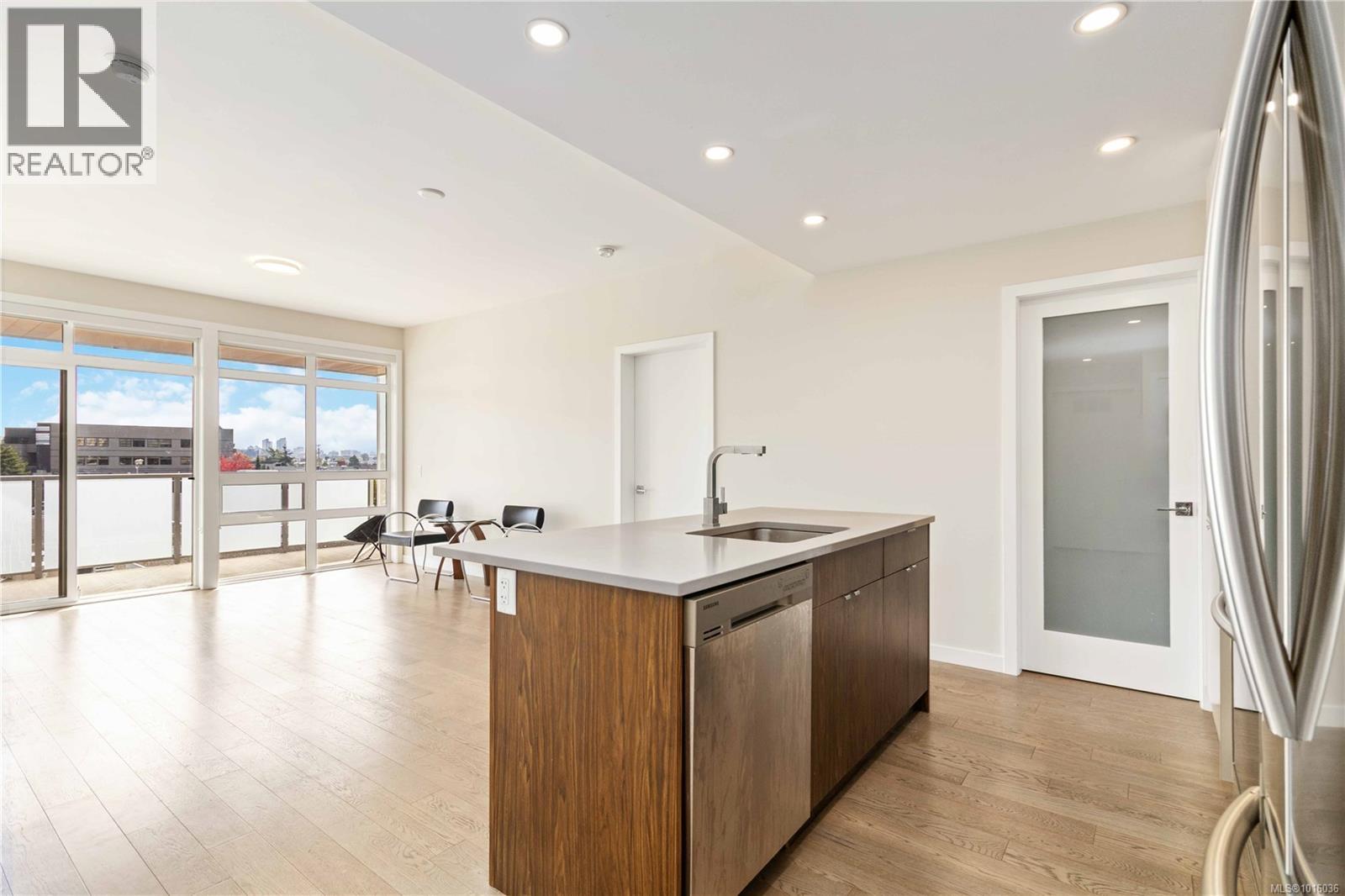 311 881 Short Street, Saanich