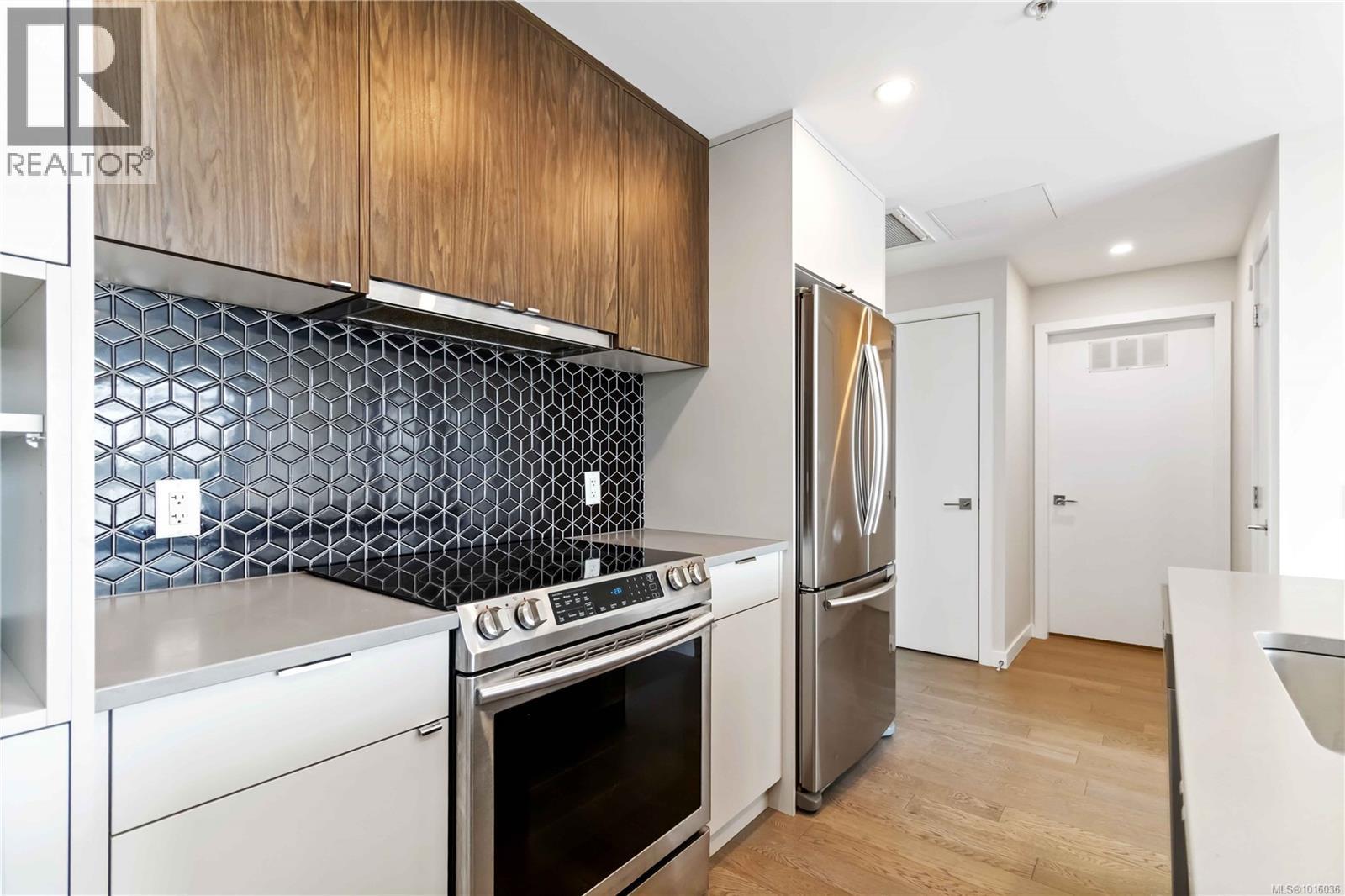 #311 881 Short St - 17