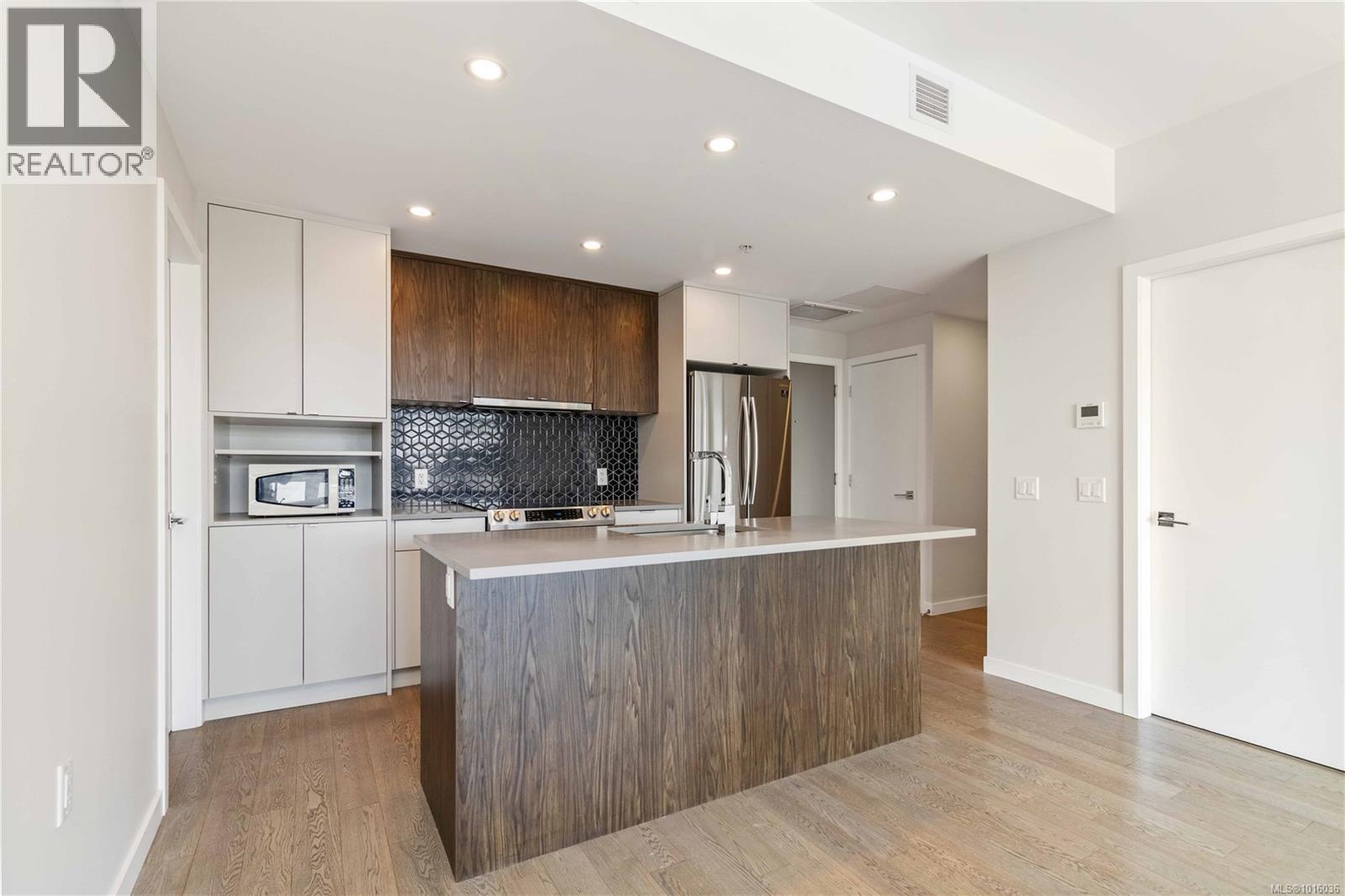 311 881 Short Street, Saanich