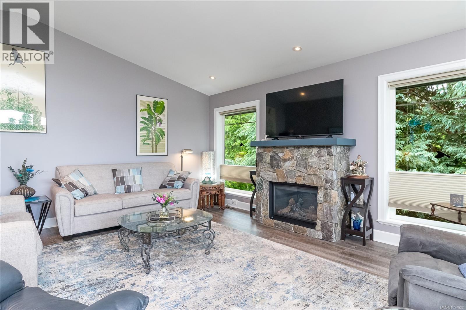 3635 Shannon Dr, Ladysmith