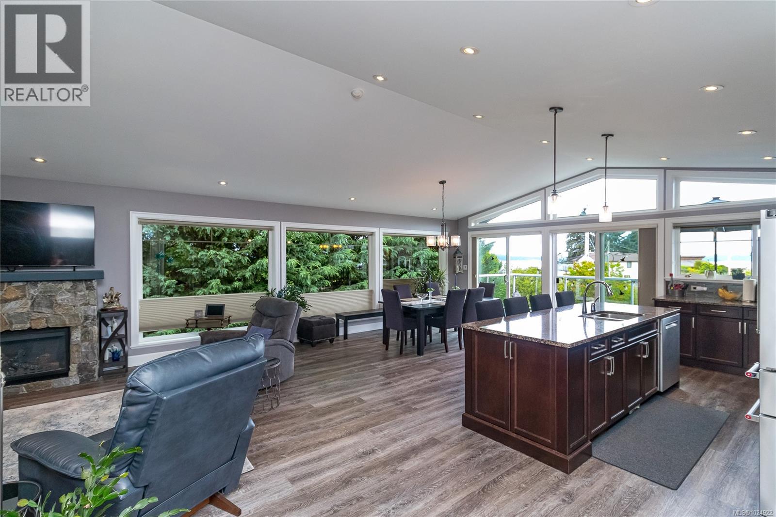 3635 Shannon Dr, Ladysmith