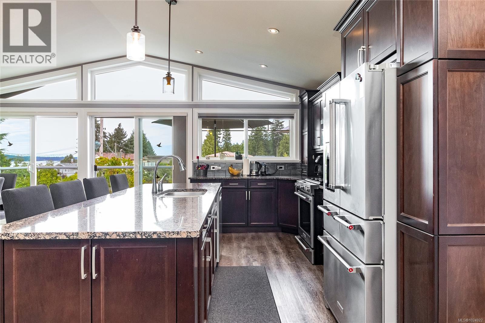 3635 Shannon Dr, Ladysmith