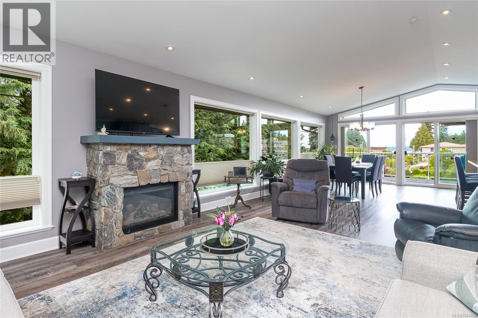 3635 Shannon Dr, Ladysmith