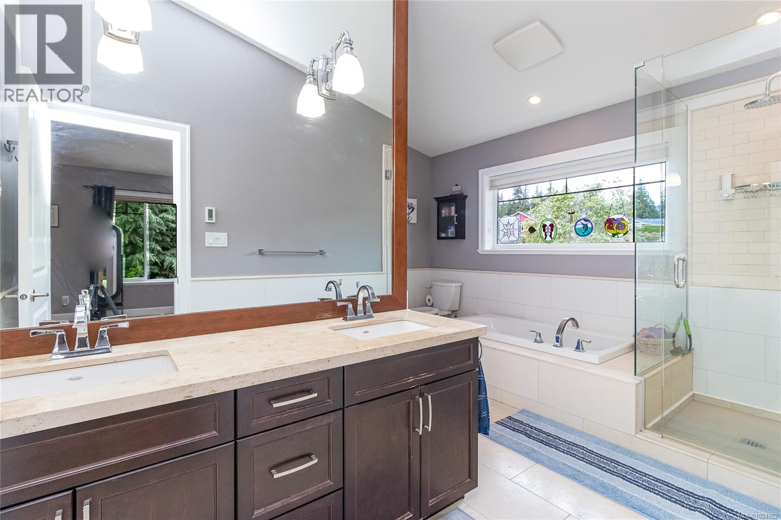 3635 Shannon Dr, Ladysmith