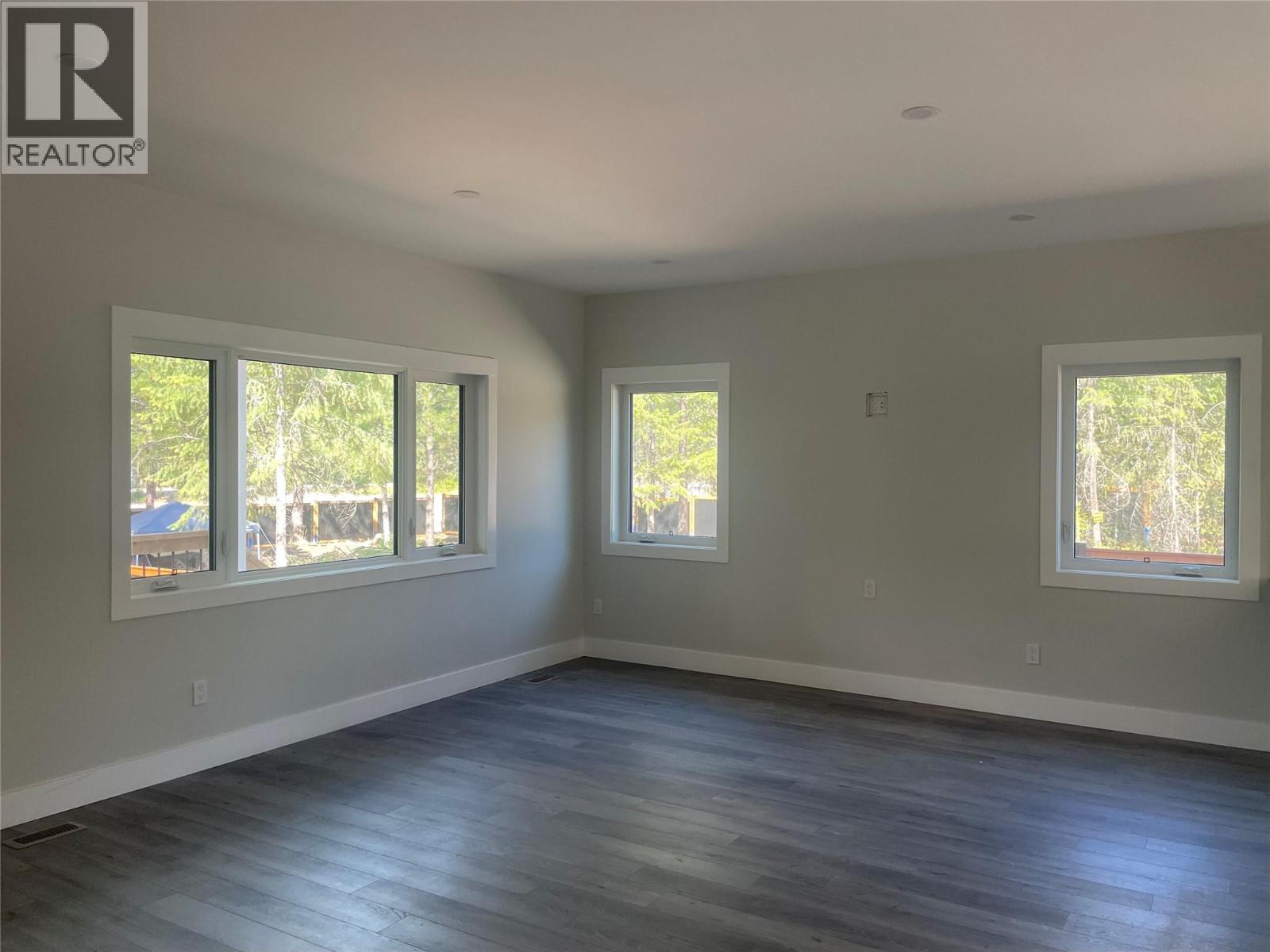 160 3rd Avenue, Christina Lake