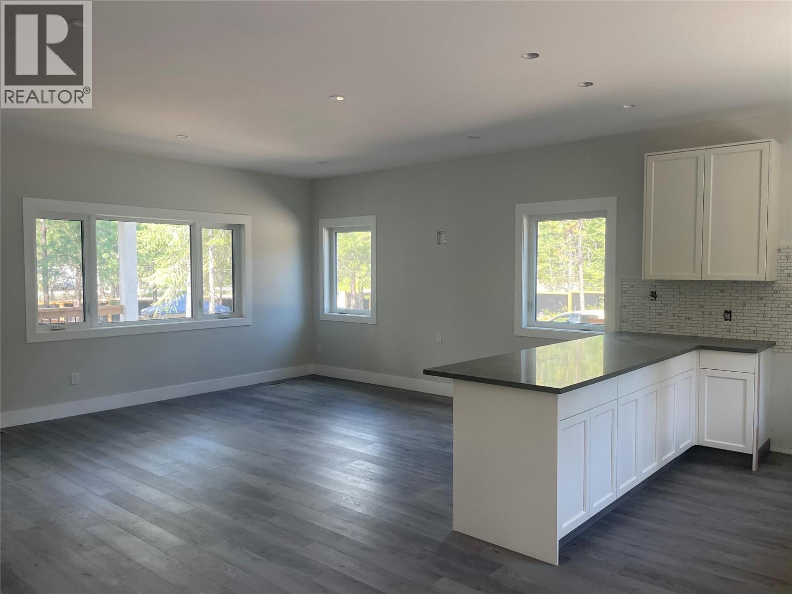 160 3rd Avenue, Christina Lake