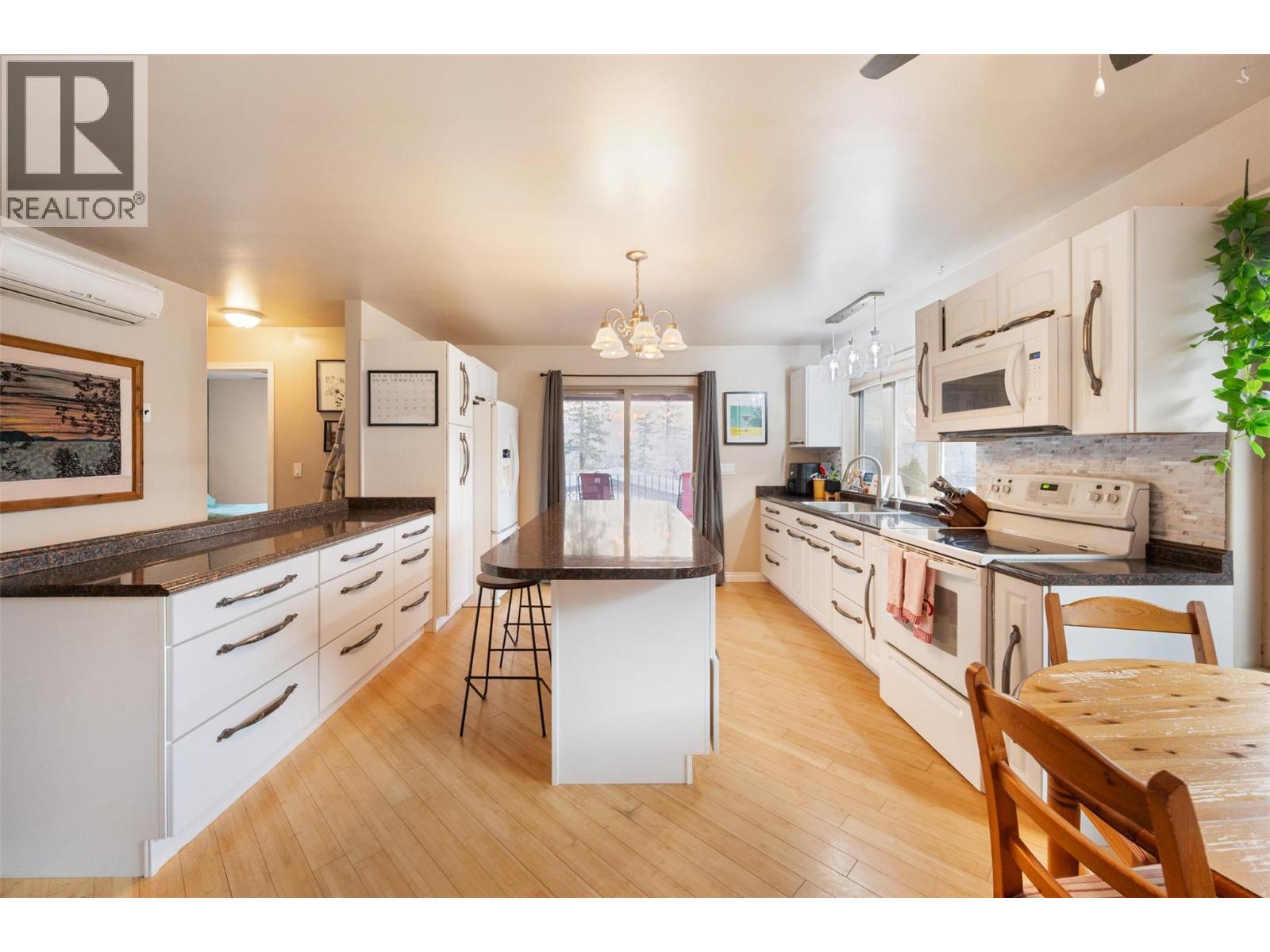 1436 MAIN Street, Keremeos