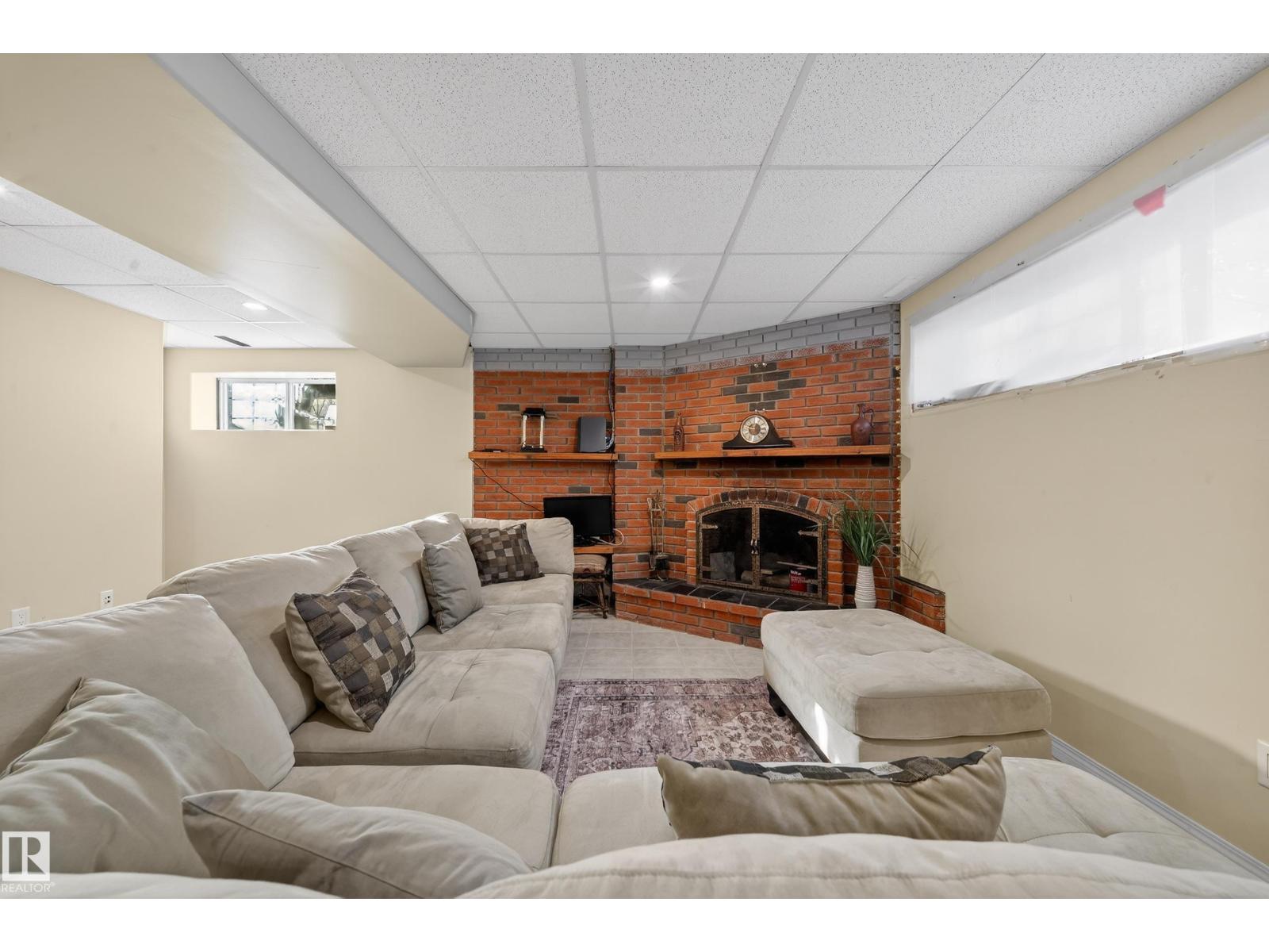 9521 109 AV NW, Edmonton