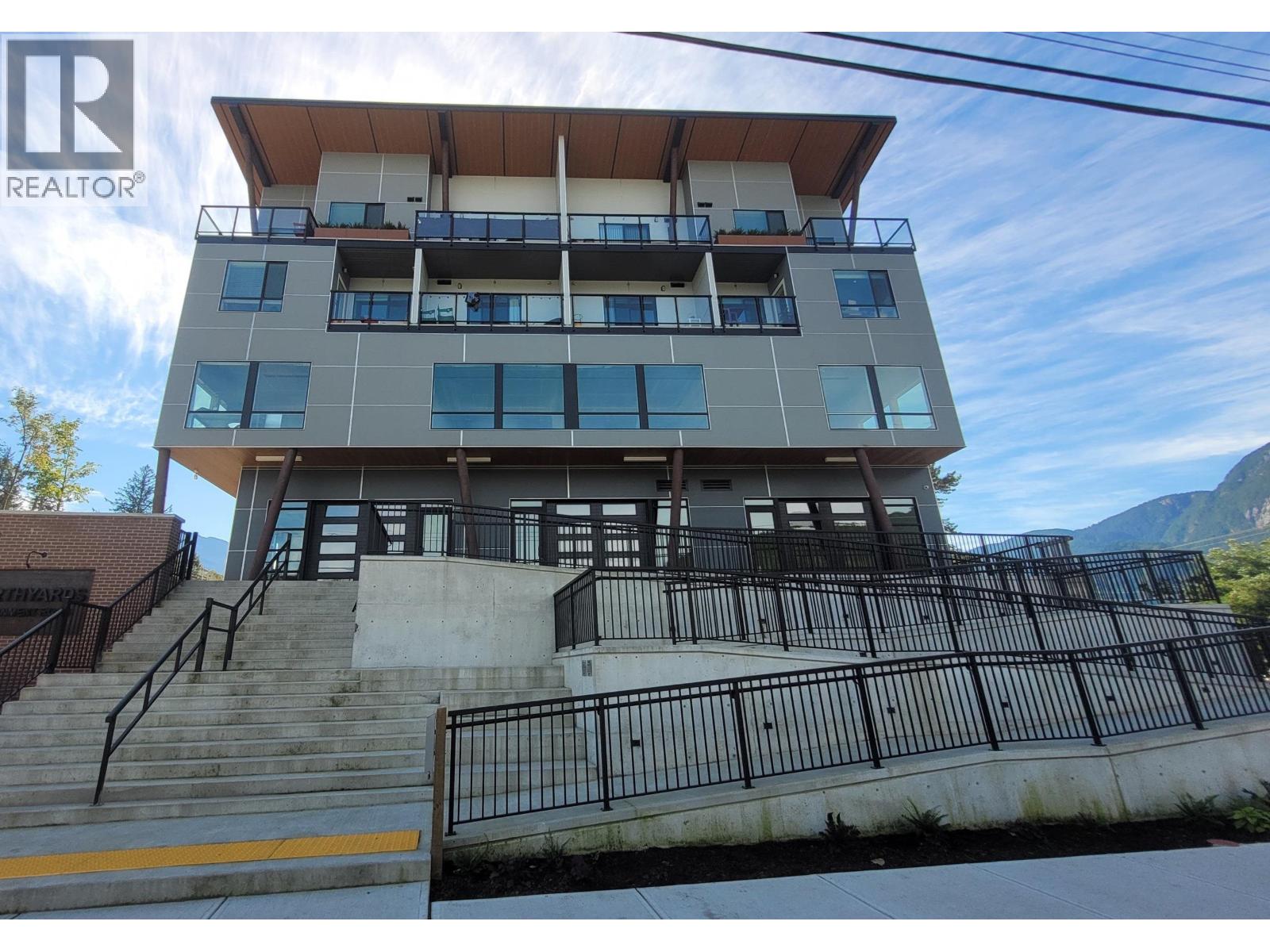 2 200-39666 GOVERNEMENT ROAD, Squamish — photo 2