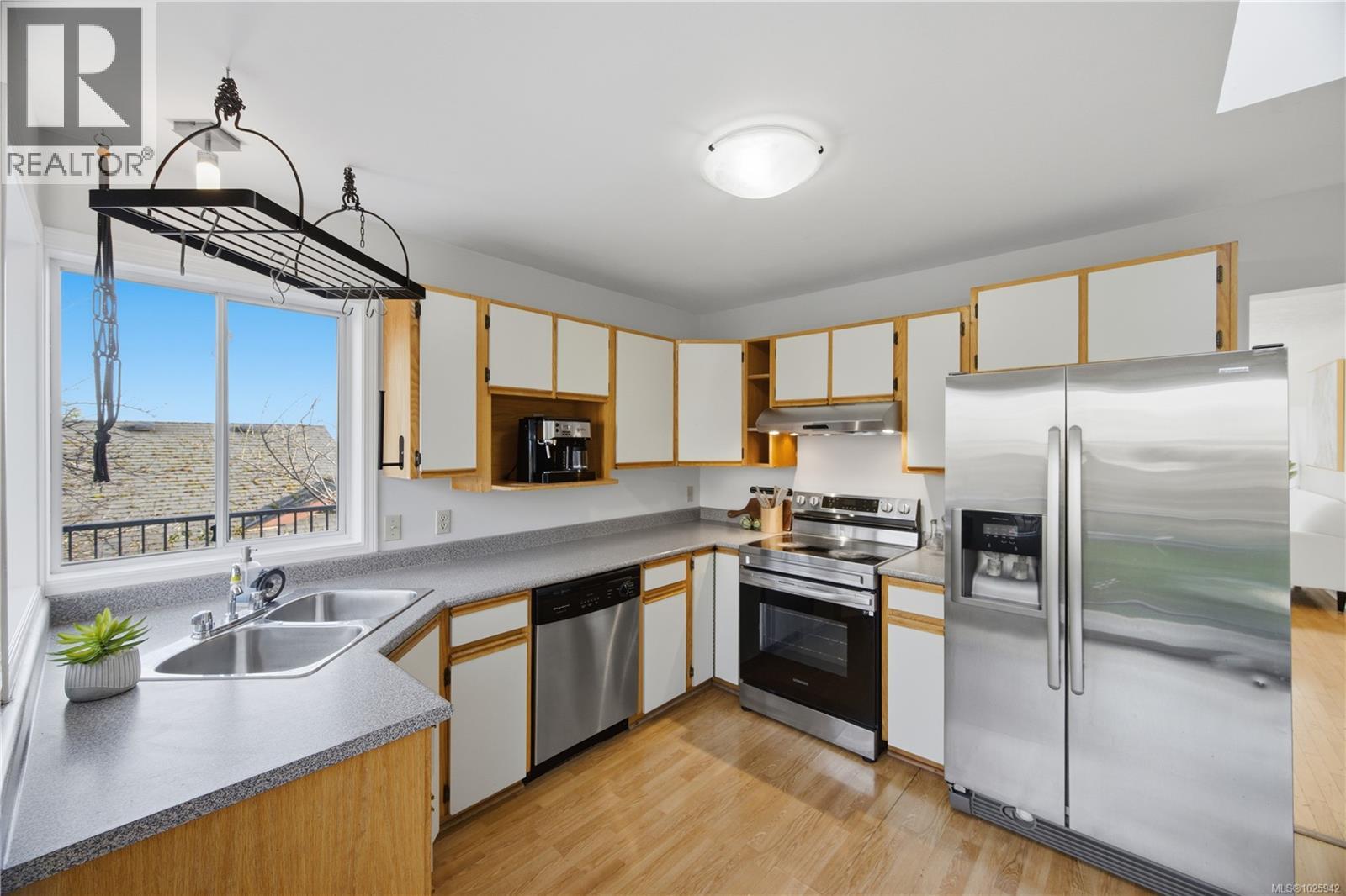 628 Cairndale Rd, Colwood