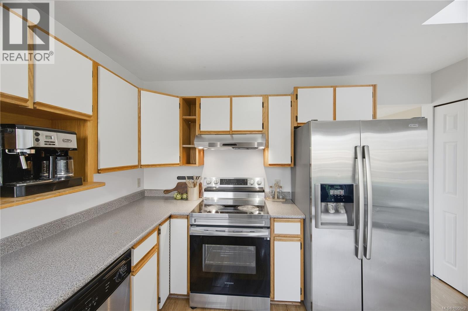 628 Cairndale Rd, Colwood